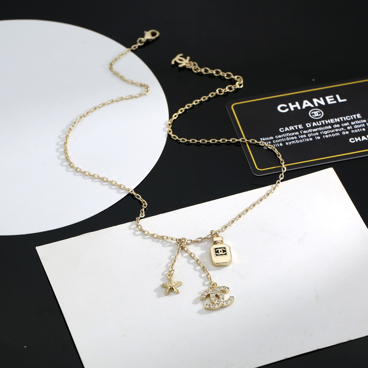 Collar Chanel 香奈儿, pequeño collar de perfume con letras doble C, nivel de imitación, réplica 1:1. ❗️Además de impresion…