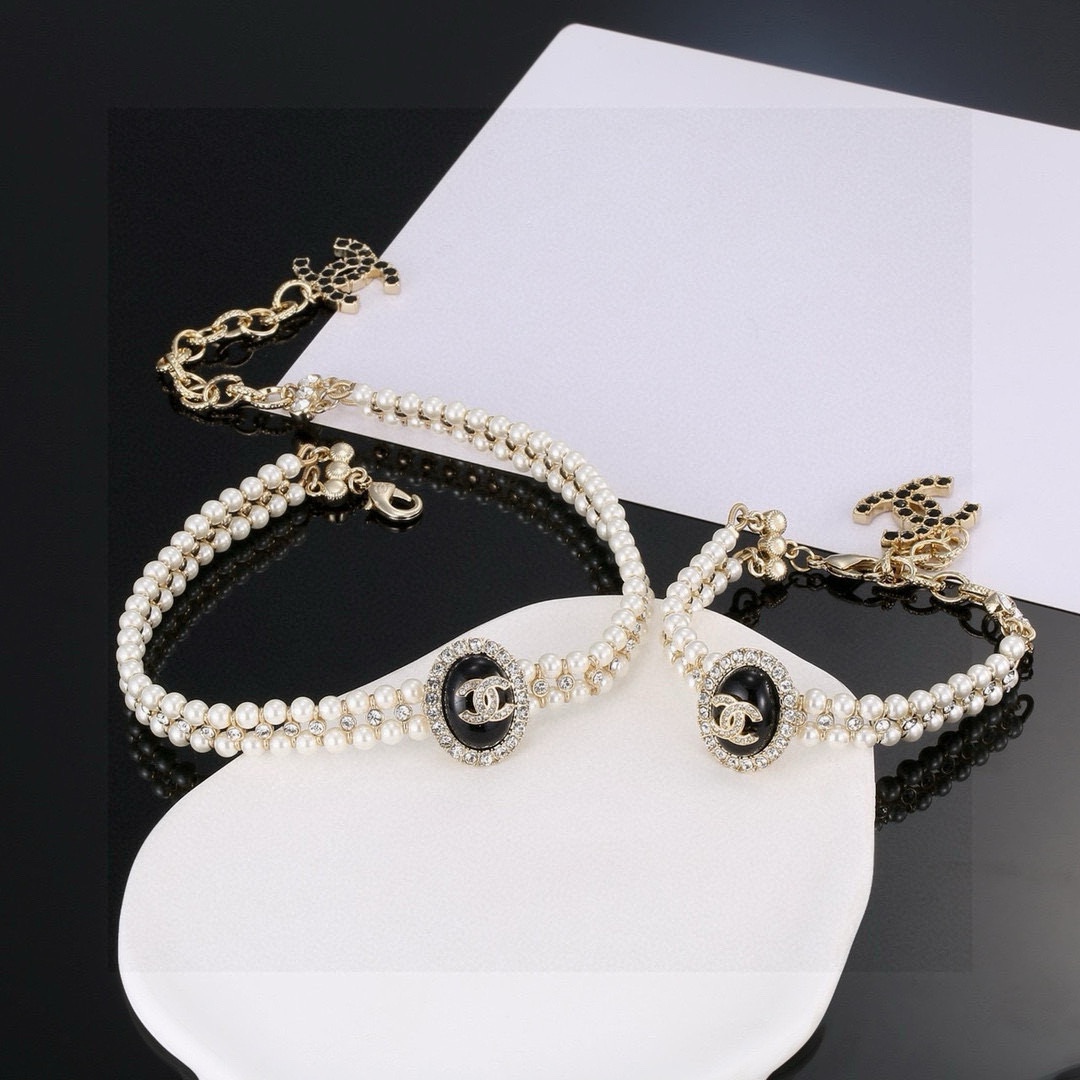 Chanel, collar y pulsera de doble capa con perlas ovaladas y diamantes incrustados, un conjunto. Tejido de alta costura…