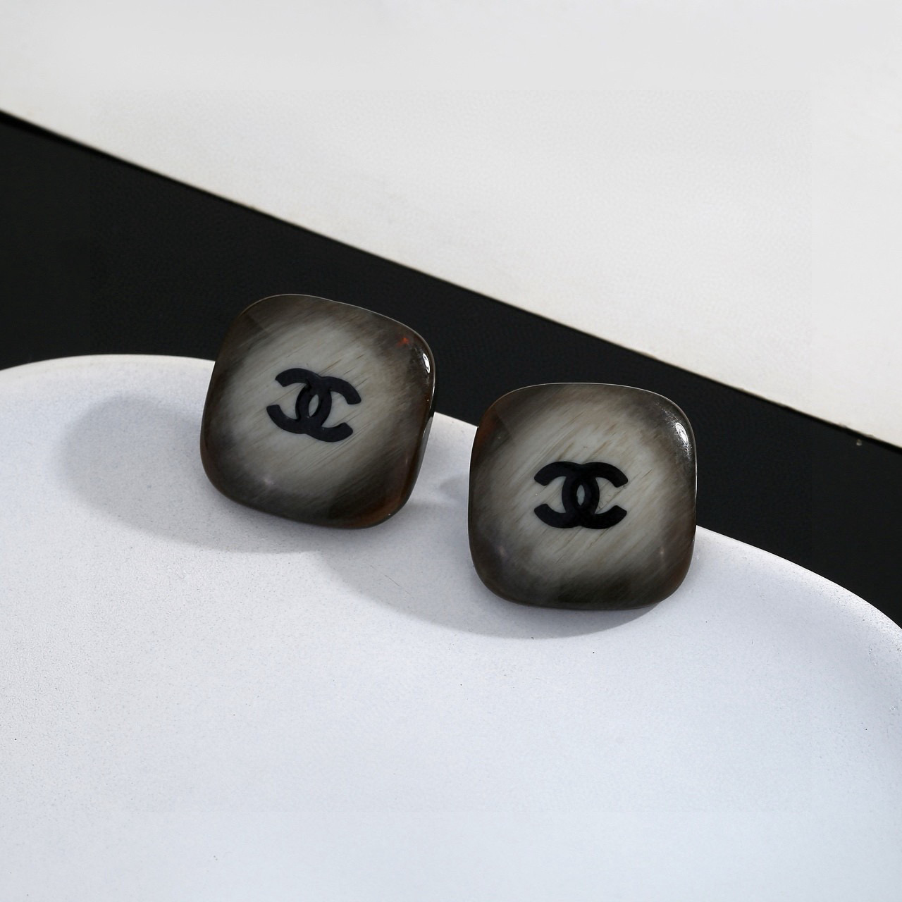 Nuevos pendientes de acrílico de Chanel, siguiendo la tendencia de principios de primavera. Ya sea cara redonda o alarg…