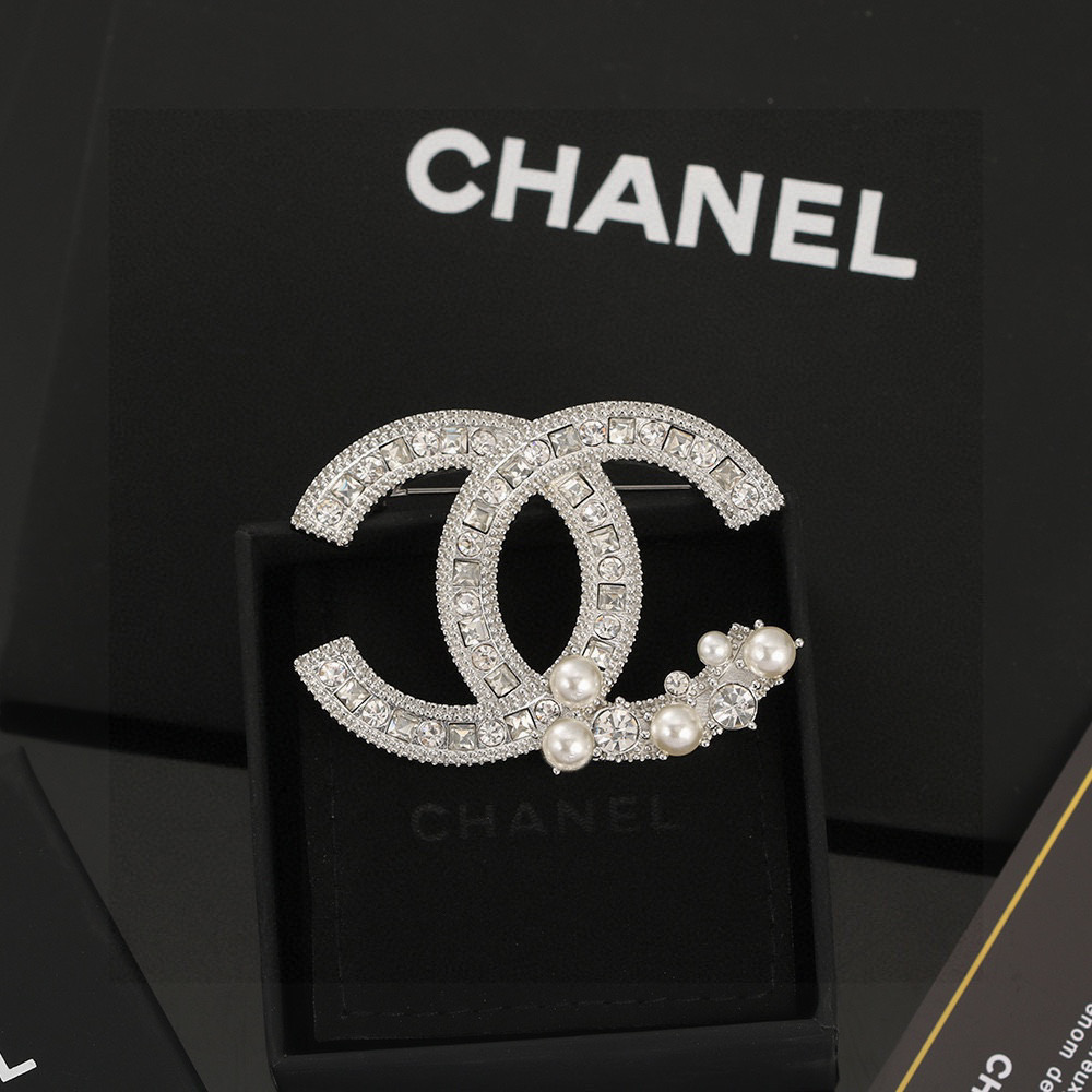 Ch@nel, el último broche de perlas, con una elegancia y belleza indescriptibles. Doble C clásico, ¡con un acabado galva…