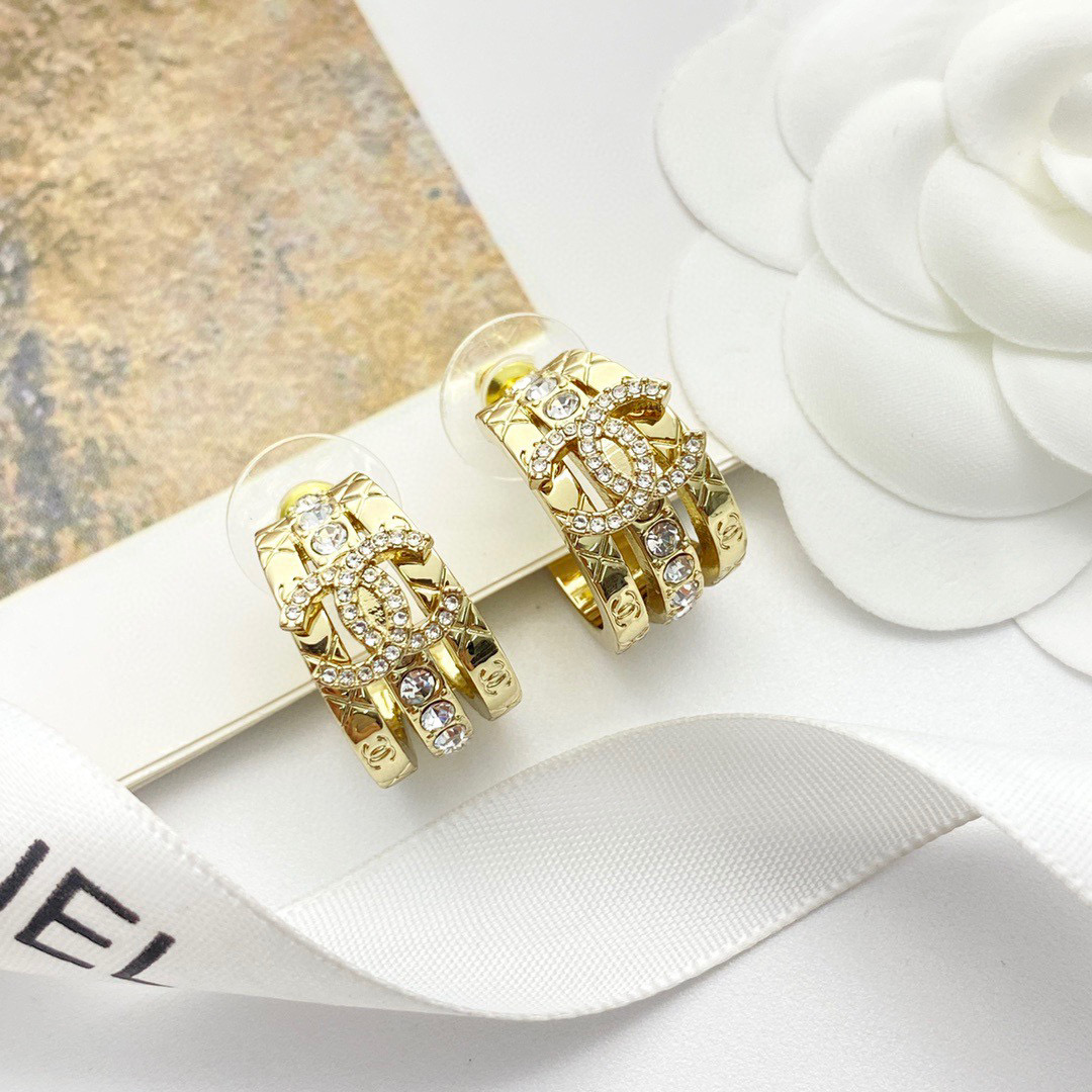 Pendientes de tres vueltas de Chanel con diamantes de imitación y patrón de rombos, siguiendo la tendencia de…