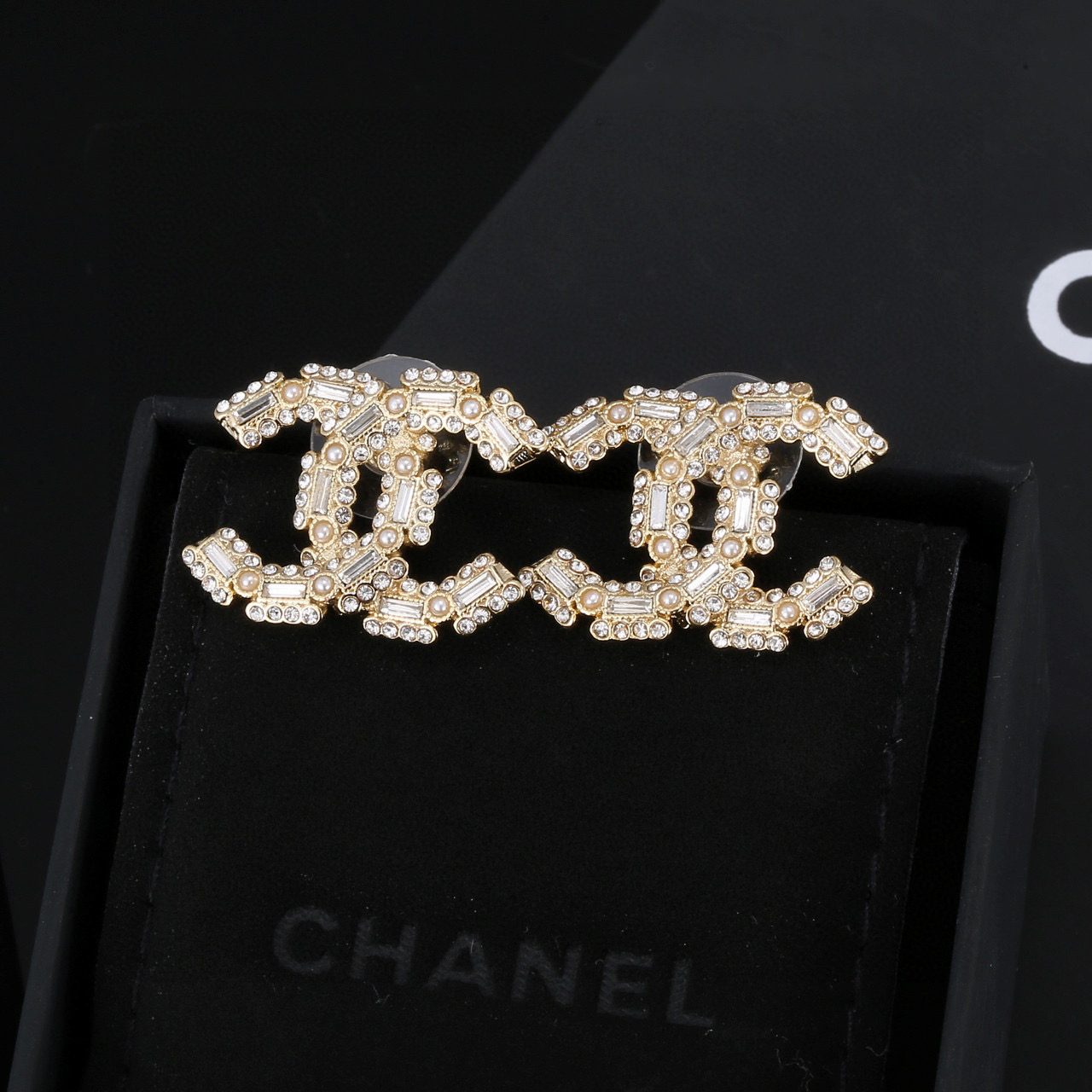 CHANEL ¡Nuevo modelo! Calidad de compra en el extranjero, materiales originales, un pendiente muy moderno, juguetón, ad…
