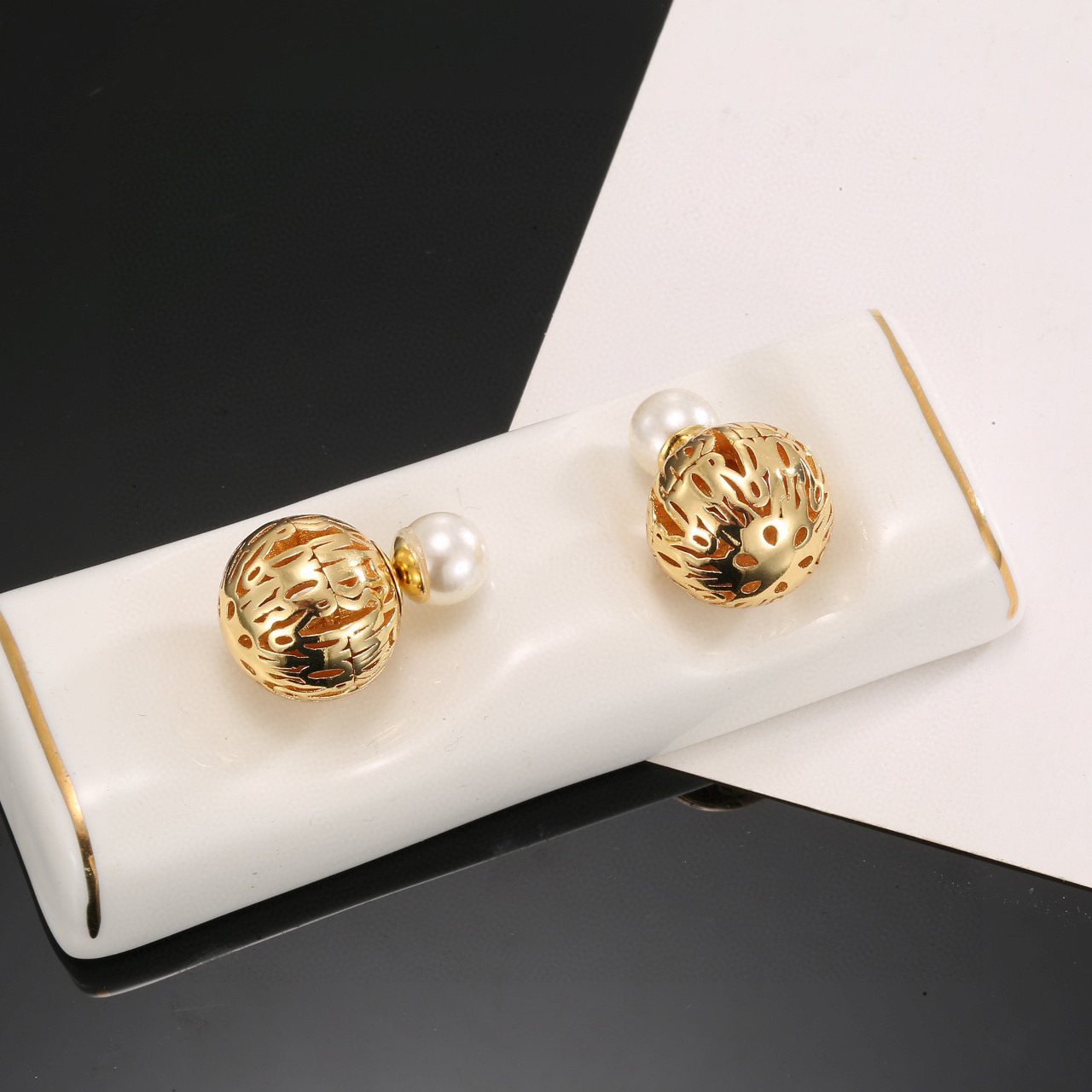 Nuevos pendientes de Dior 👼 Dior, amado por las grandes marcas, nuevos pendientes de mariposa 🦋 con letras …