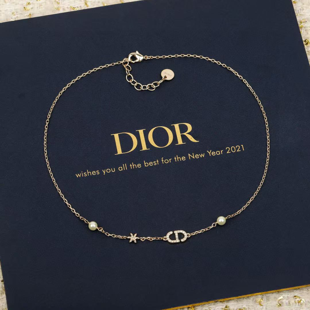 Collar CD de Dior, diseño simple sin perder el sentido de la moda, la elegancia de las perlas y la textura me…