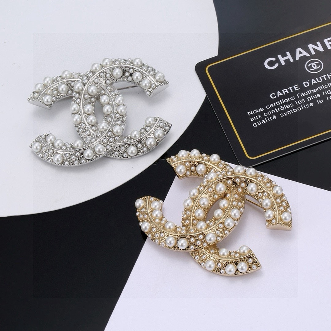 chanel pearl strass cc brooch