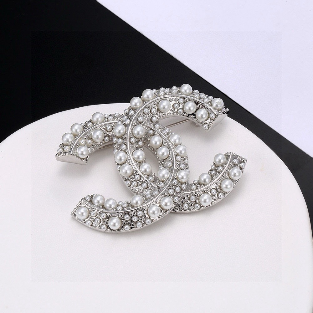 chanel pearl strass cc brooch