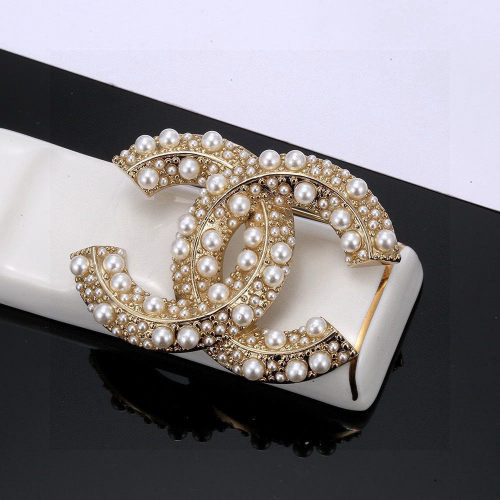 chanel pearl strass cc brooch