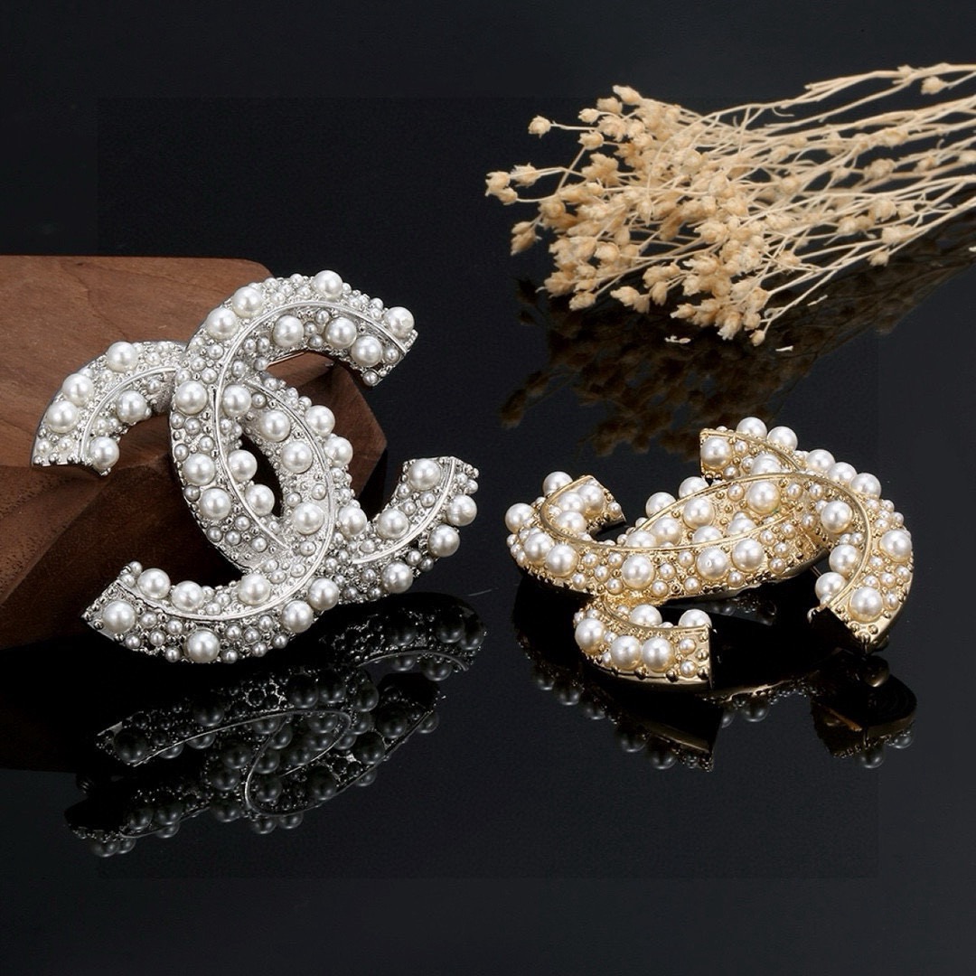 chanel pearl strass cc brooch