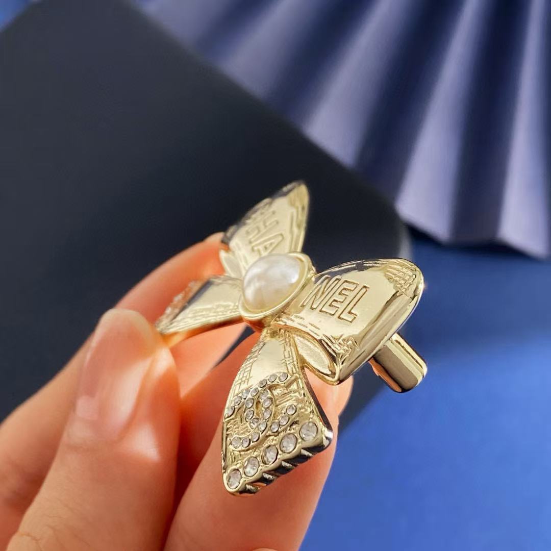 chanel gold bow strass brooch