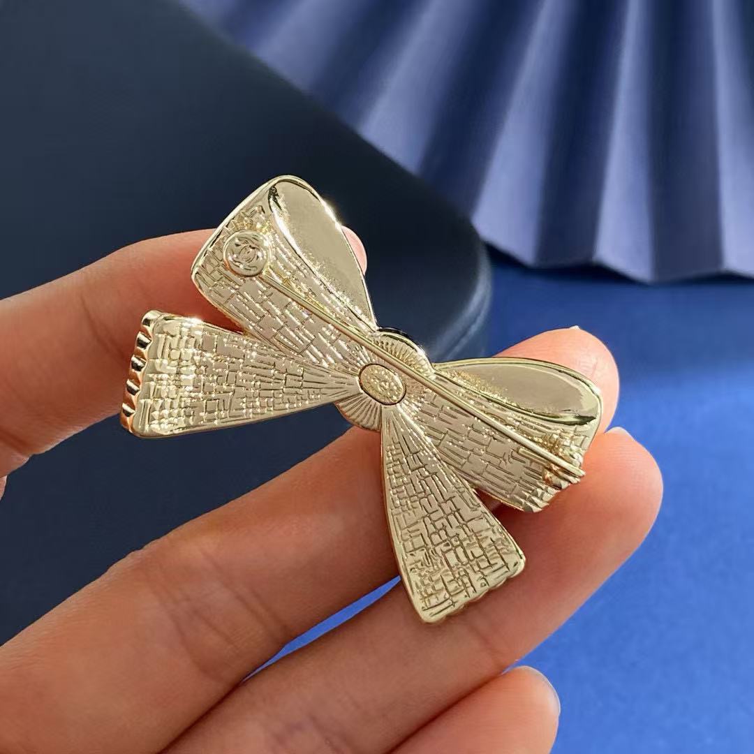 chanel gold bow strass brooch