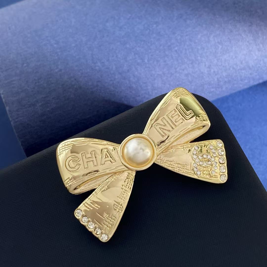 chanel gold bow strass brooch