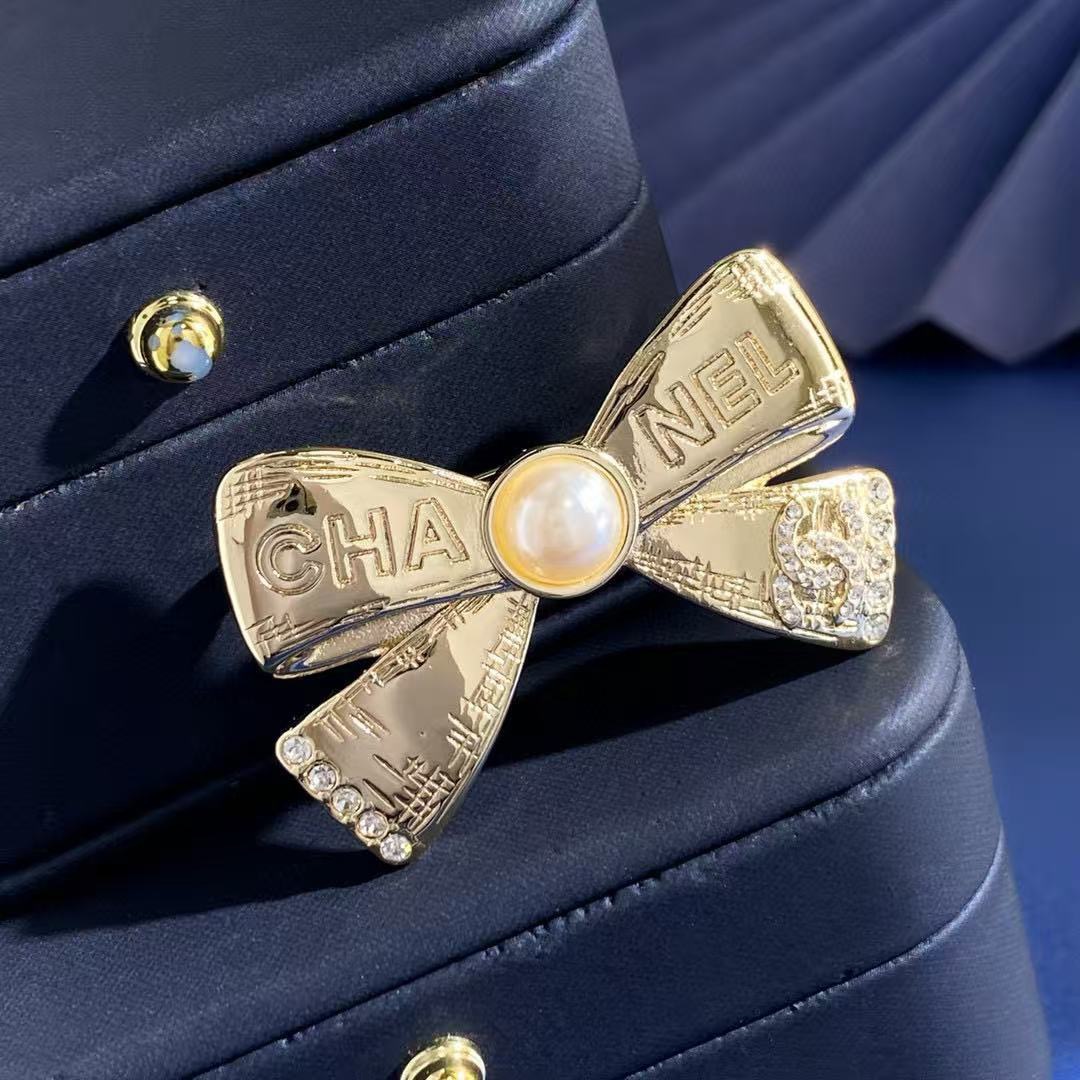 chanel gold bow strass brooch