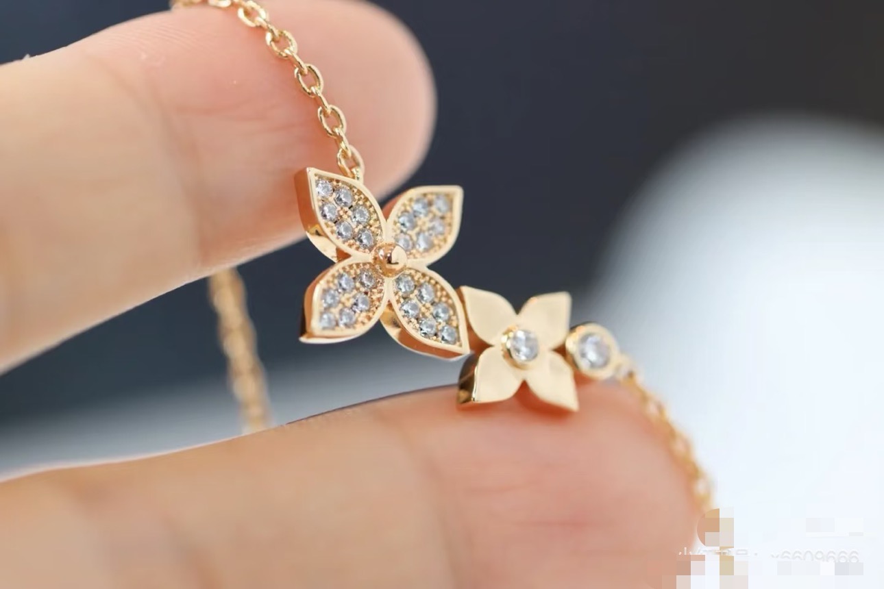 louis vuitton lv medaillon necklace