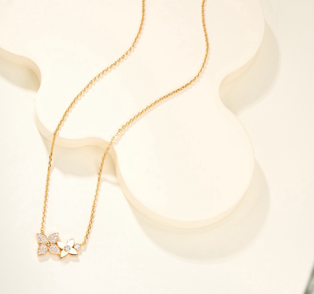 louis vuitton lv medaillon necklace