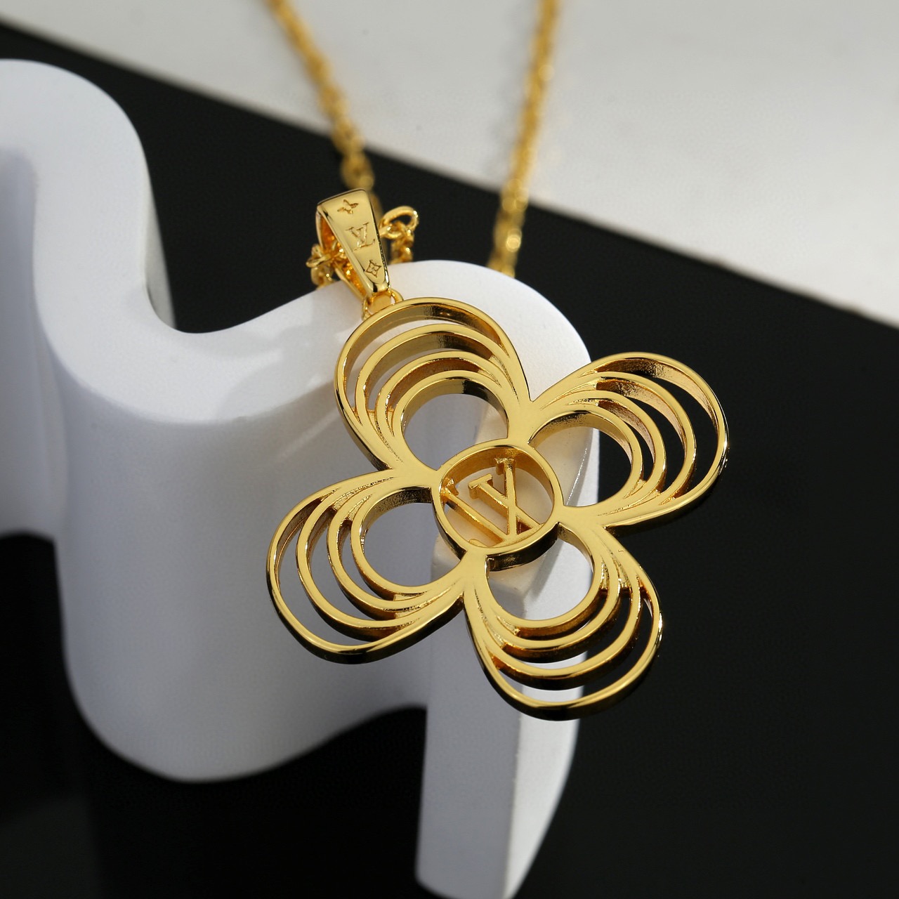 louis vuitton puffygram gold necklace