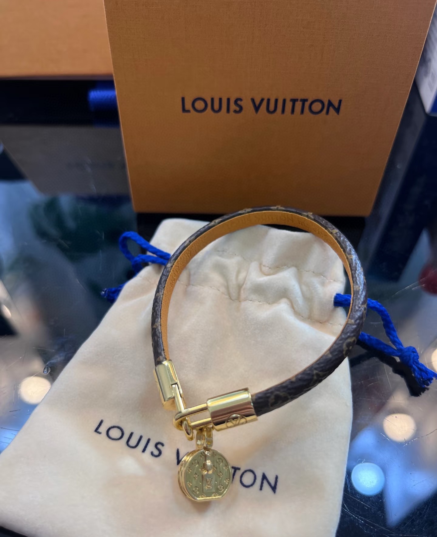 男女可戴 LV Circle 可逆手绳以标志性的单字帆布和金色金属树干螺柱为特征,向路易威登的历史致敬 9