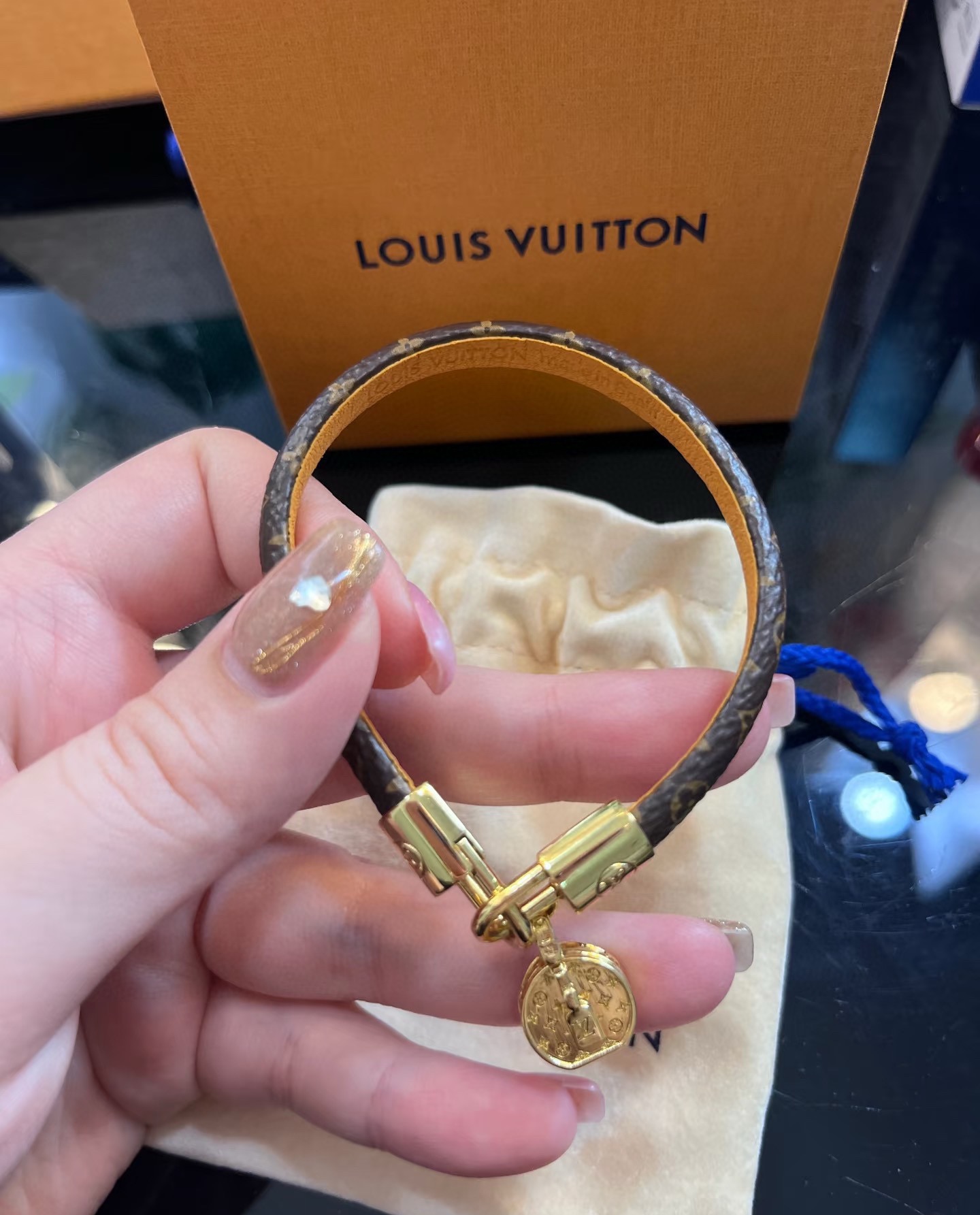 男女可戴 LV Circle 可逆手绳以标志性的单字帆布和金色金属树干螺柱为特征,向路易威登的历史致敬 8