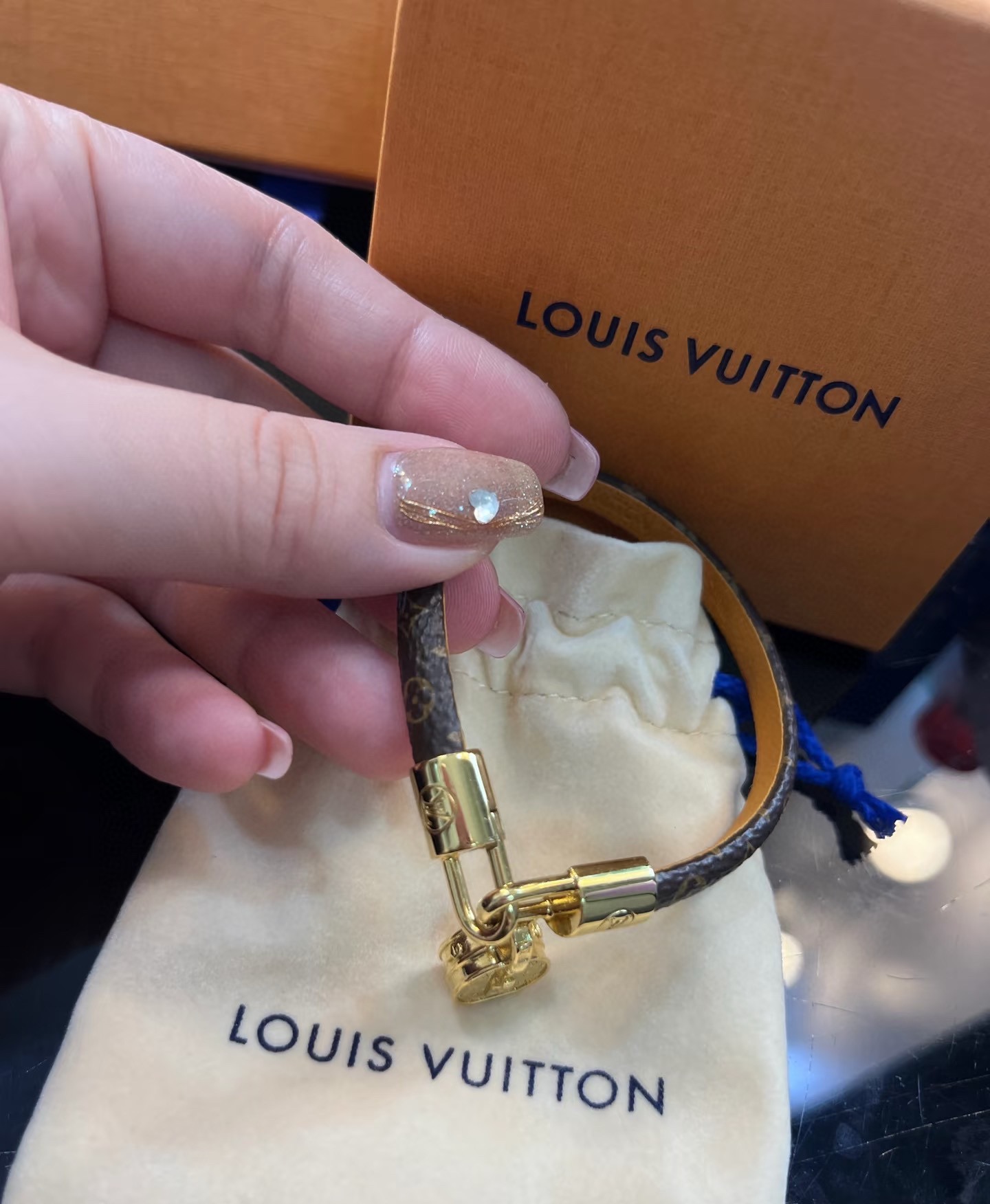 男女可戴 LV Circle 可逆手绳以标志性的单字帆布和金色金属树干螺柱为特征,向路易威登的历史致敬 7