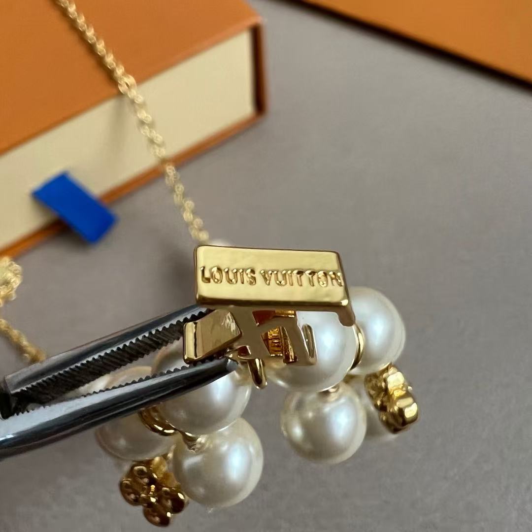 louis vuitton my lv pearl necklace
