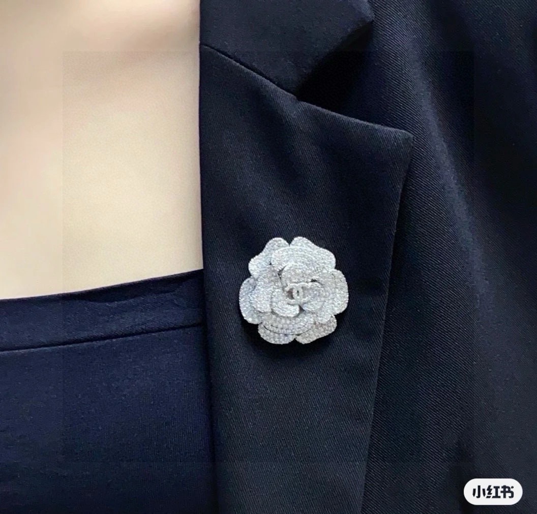 Chanel Camelia Pave CC Brooch brooch silver-toned metal with clear pave crystal stones 4cm diameter