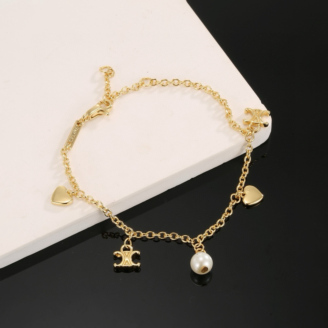 Bracciale Celine Triomphe Heart Pearl Charm Bracciale in metallo color oro con perla finta bianca 18 cm con prolunga di 3 cm