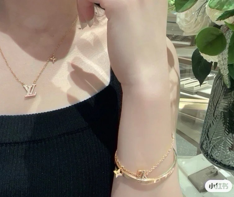 louis vuitton gold lv chain bracelet