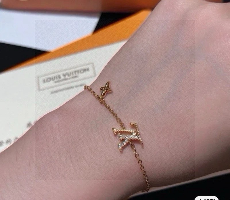 louis vuitton gold lv chain bracelet