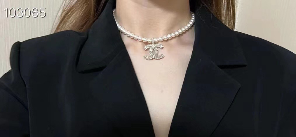chanel pearl crystal cc pendant necklace