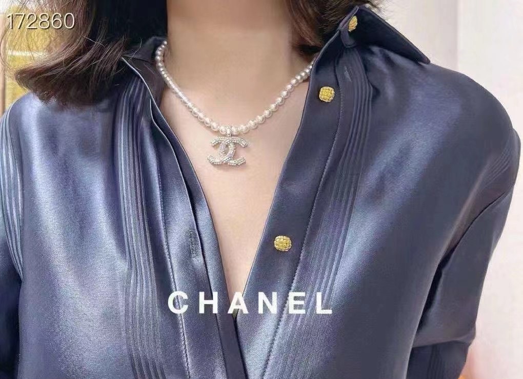 chanel pearl crystal cc pendant necklace