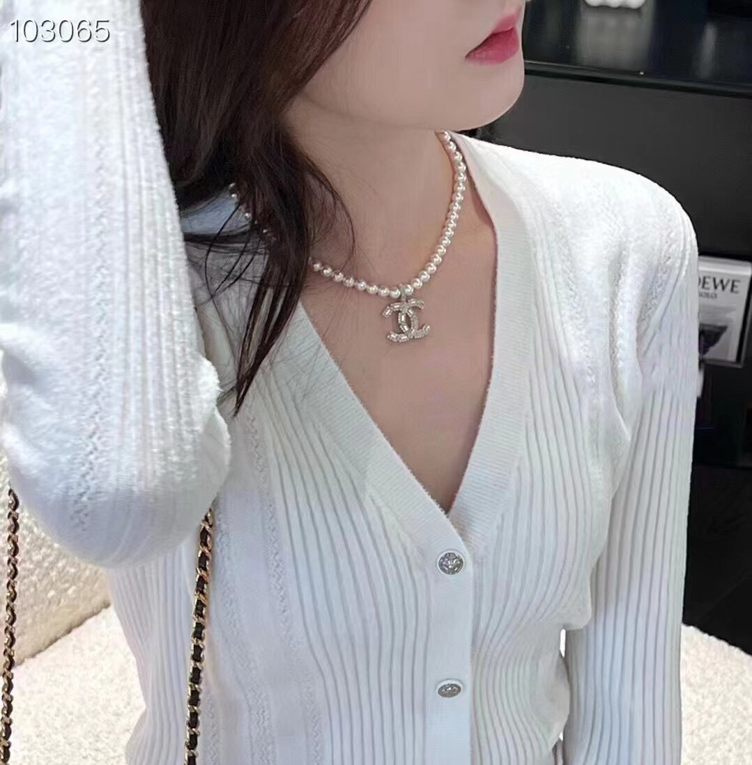 chanel pearl crystal cc pendant necklace