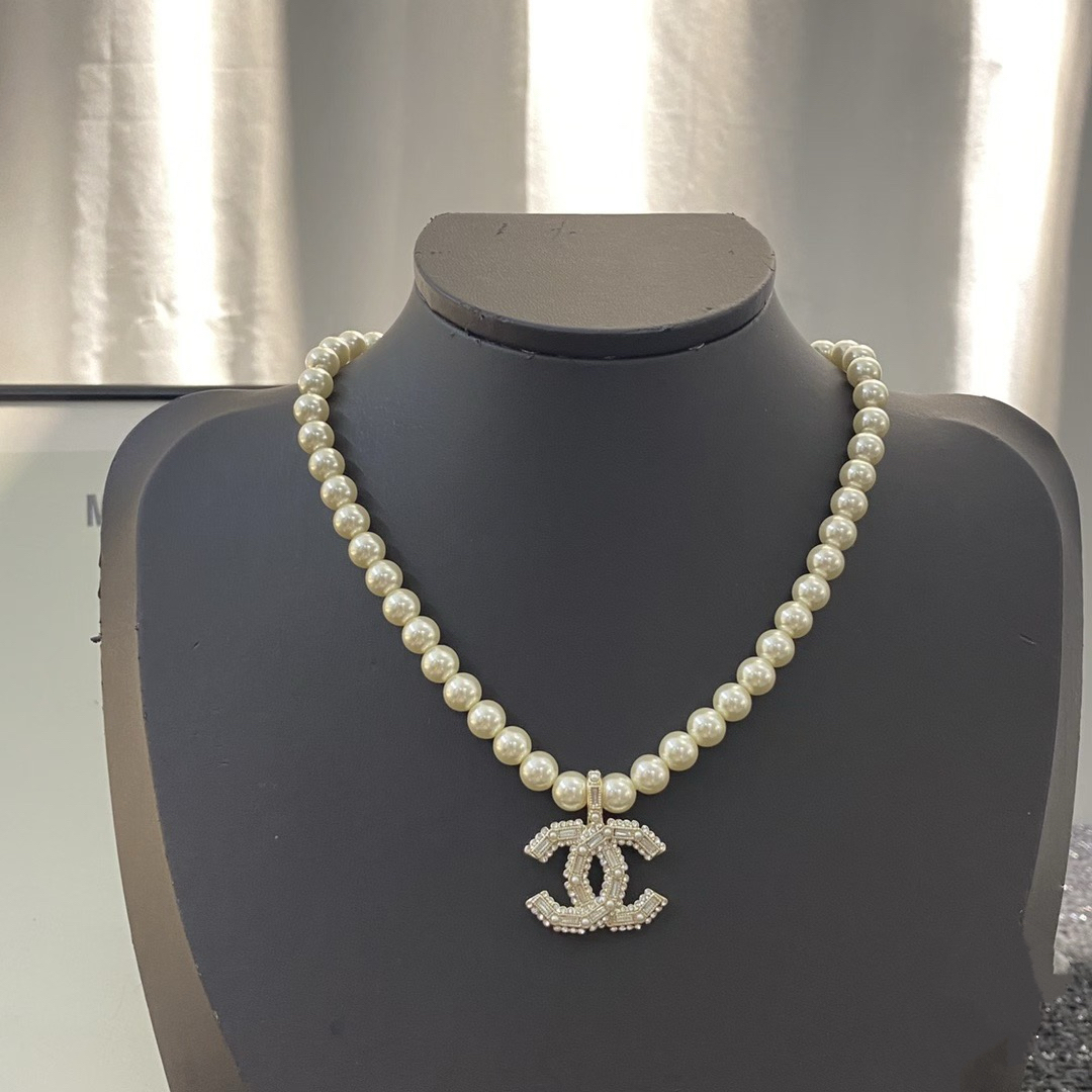 chanel pearl crystal cc pendant necklace