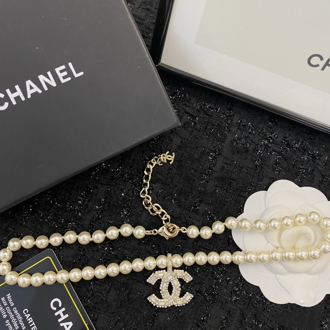 chanel pearl crystal cc pendant necklace