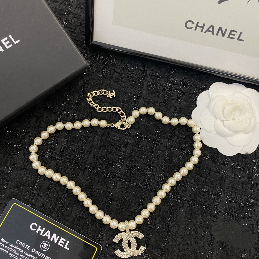 chanel pearl crystal cc pendant necklace