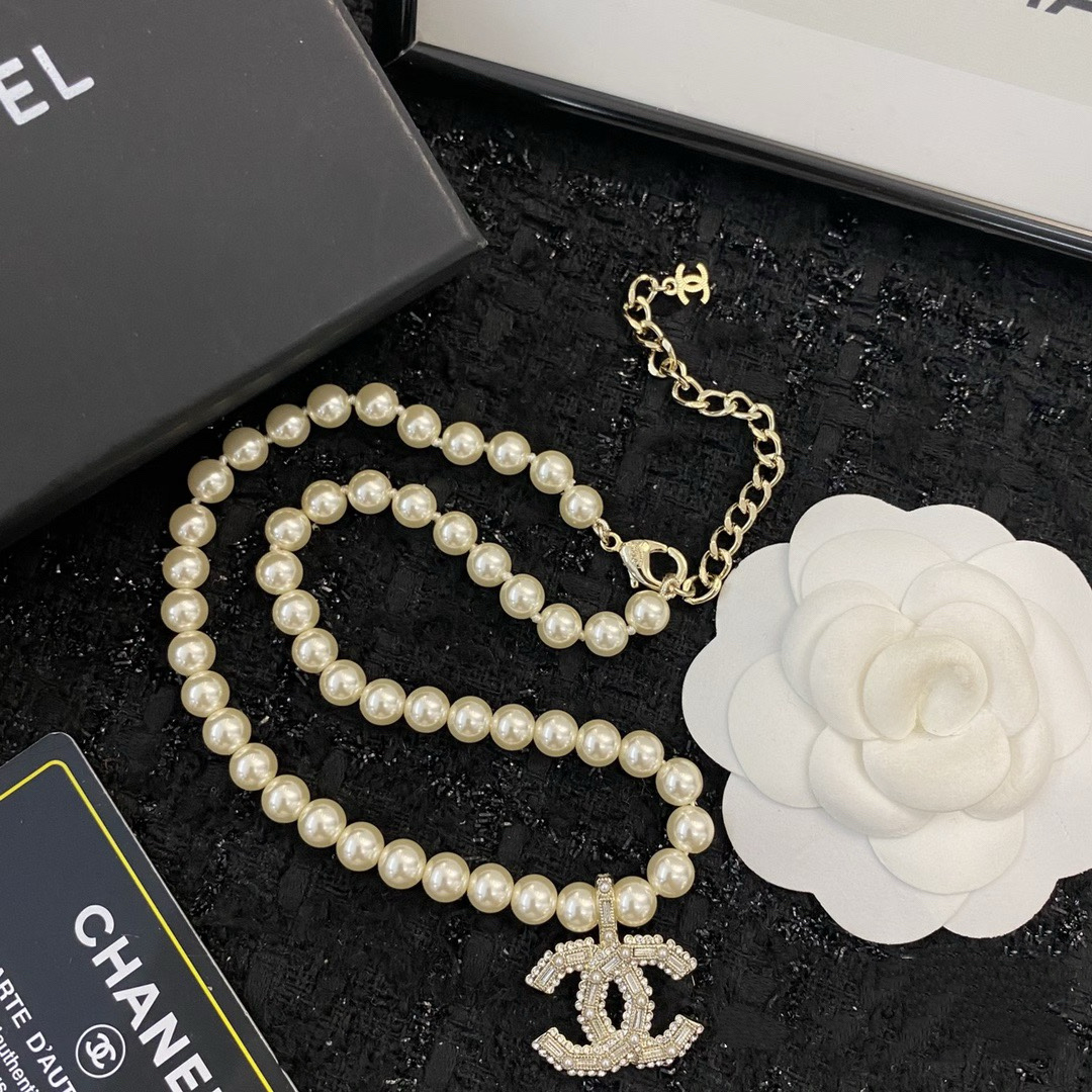 chanel pearl crystal cc pendant necklace