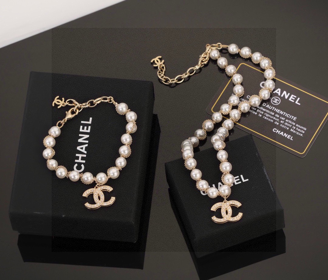 chanel graduated pearl cc logo necklace