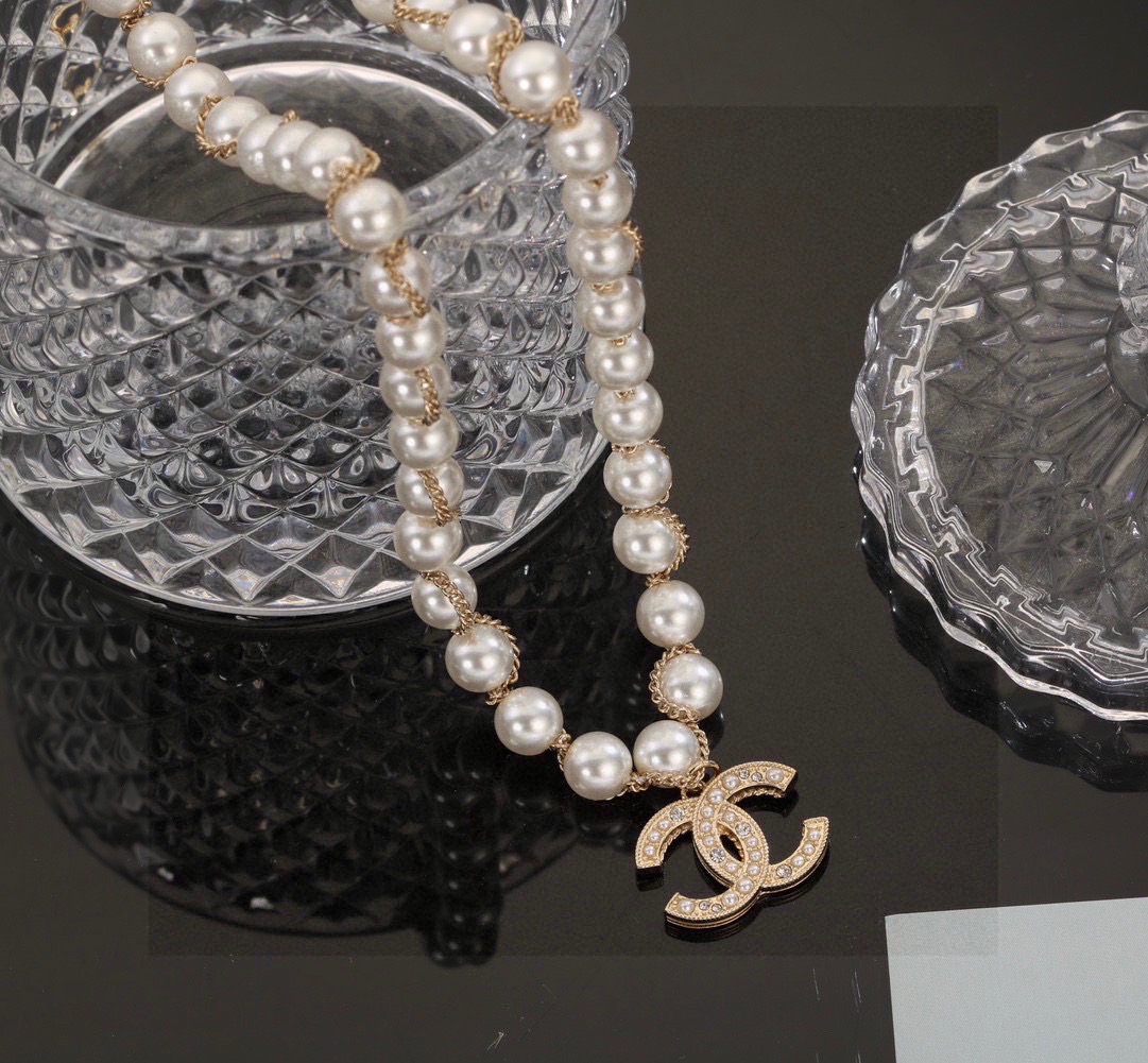 chanel graduated pearl cc logo necklace
