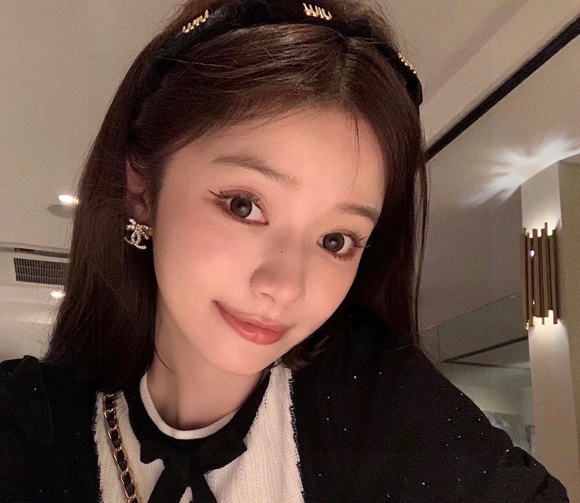 chanel silver crystal bow cc stud earrings