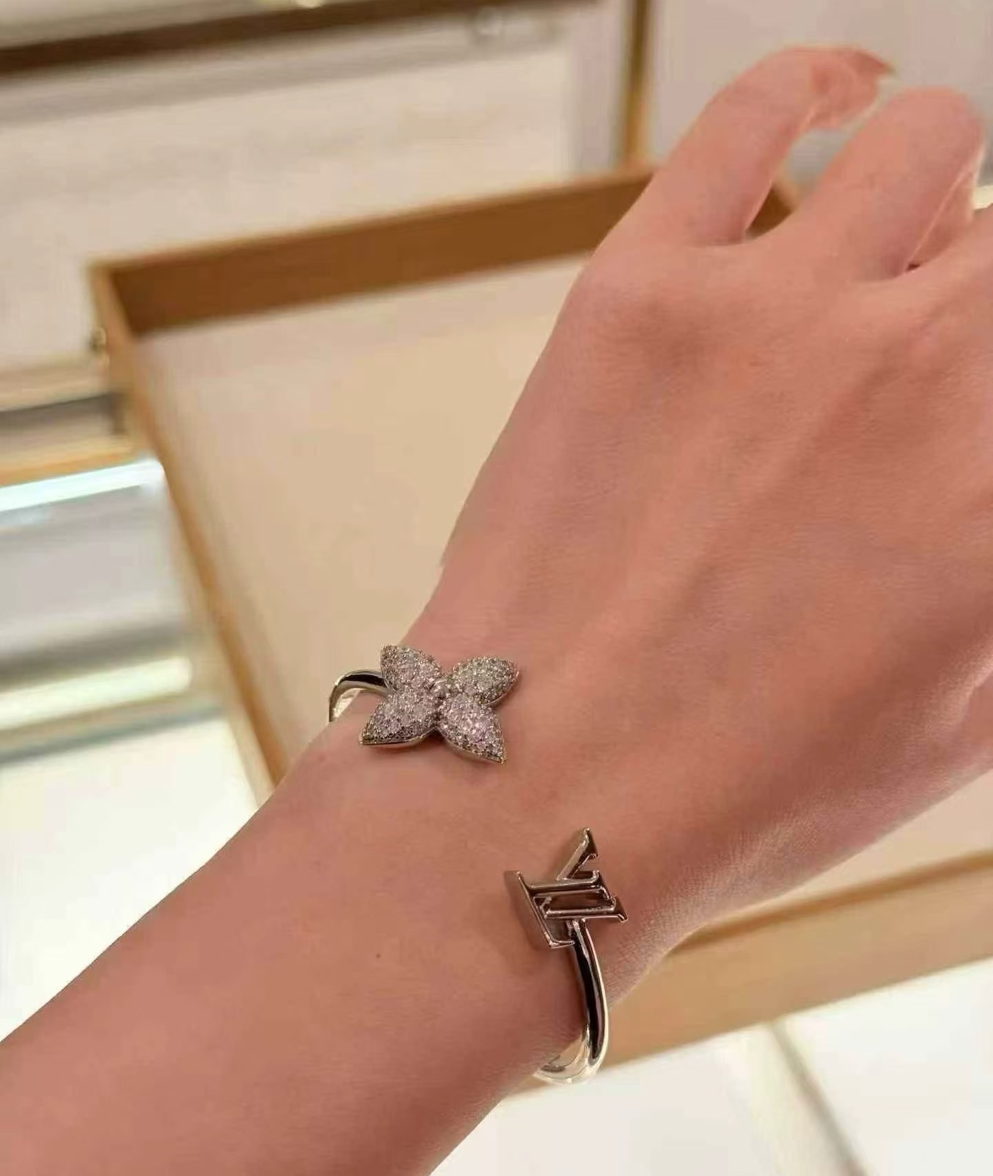 louis vuitton silver louisette strass bracelet