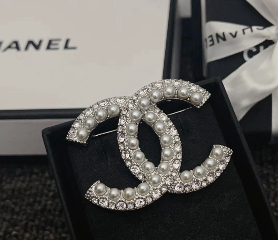 chanel silver strass cc brooch