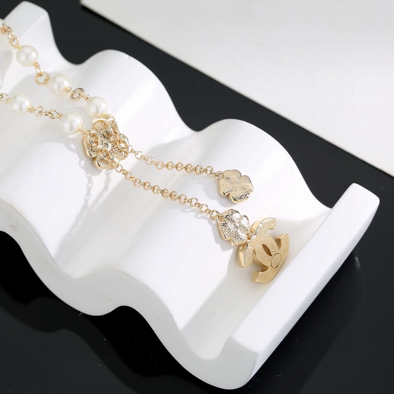 chanel pearl cc charm lariat necklace