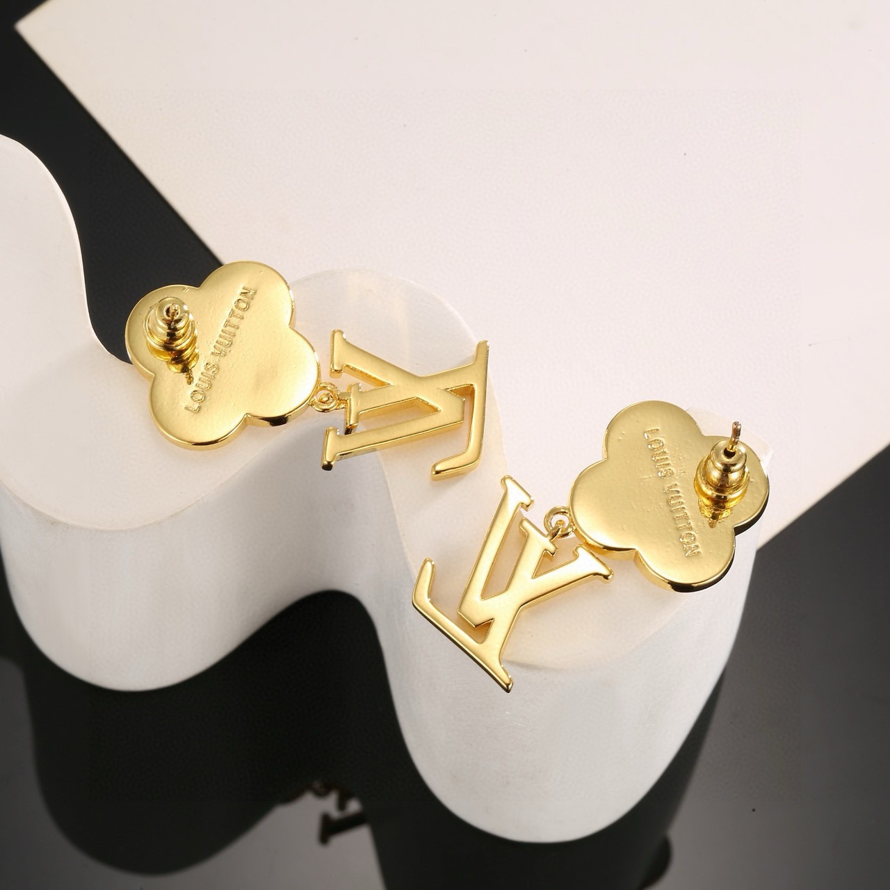 louis vuitton lady lv pearlescent earrings