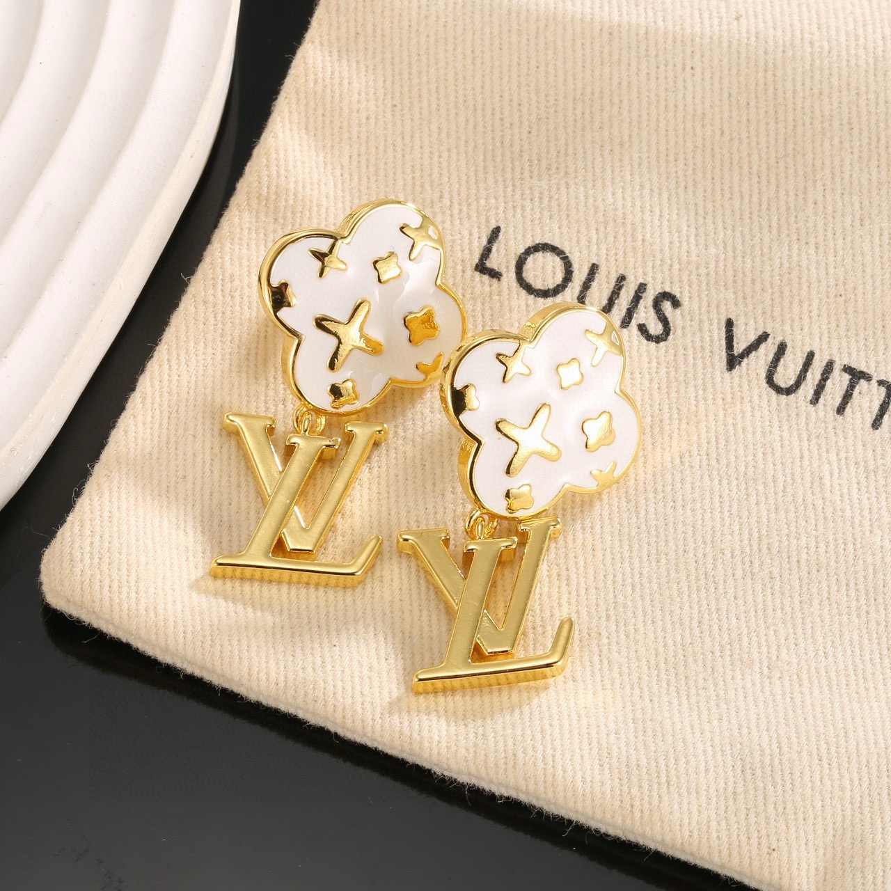 louis vuitton lady lv pearlescent earrings