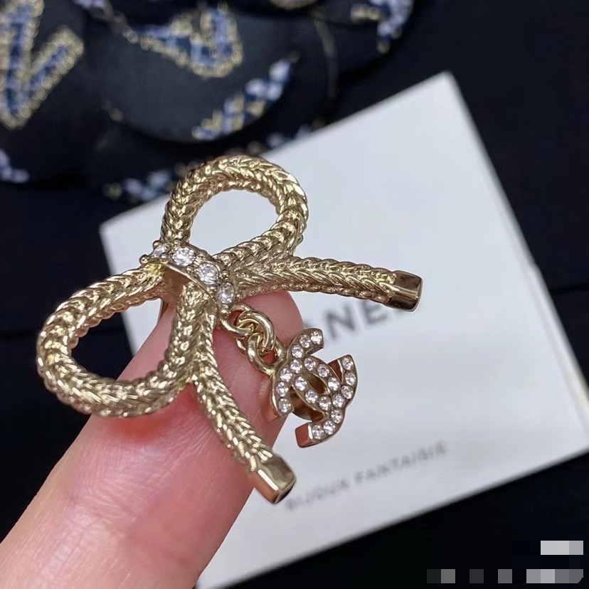chanel gold crystal bow cc stud earrings