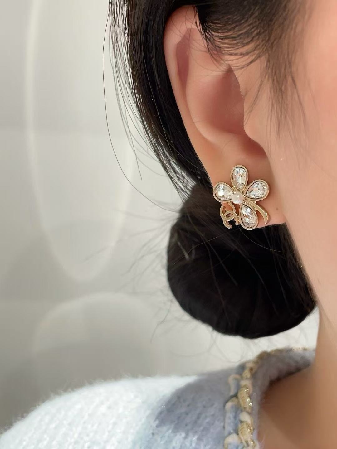 chanel crystal flower stud earrings