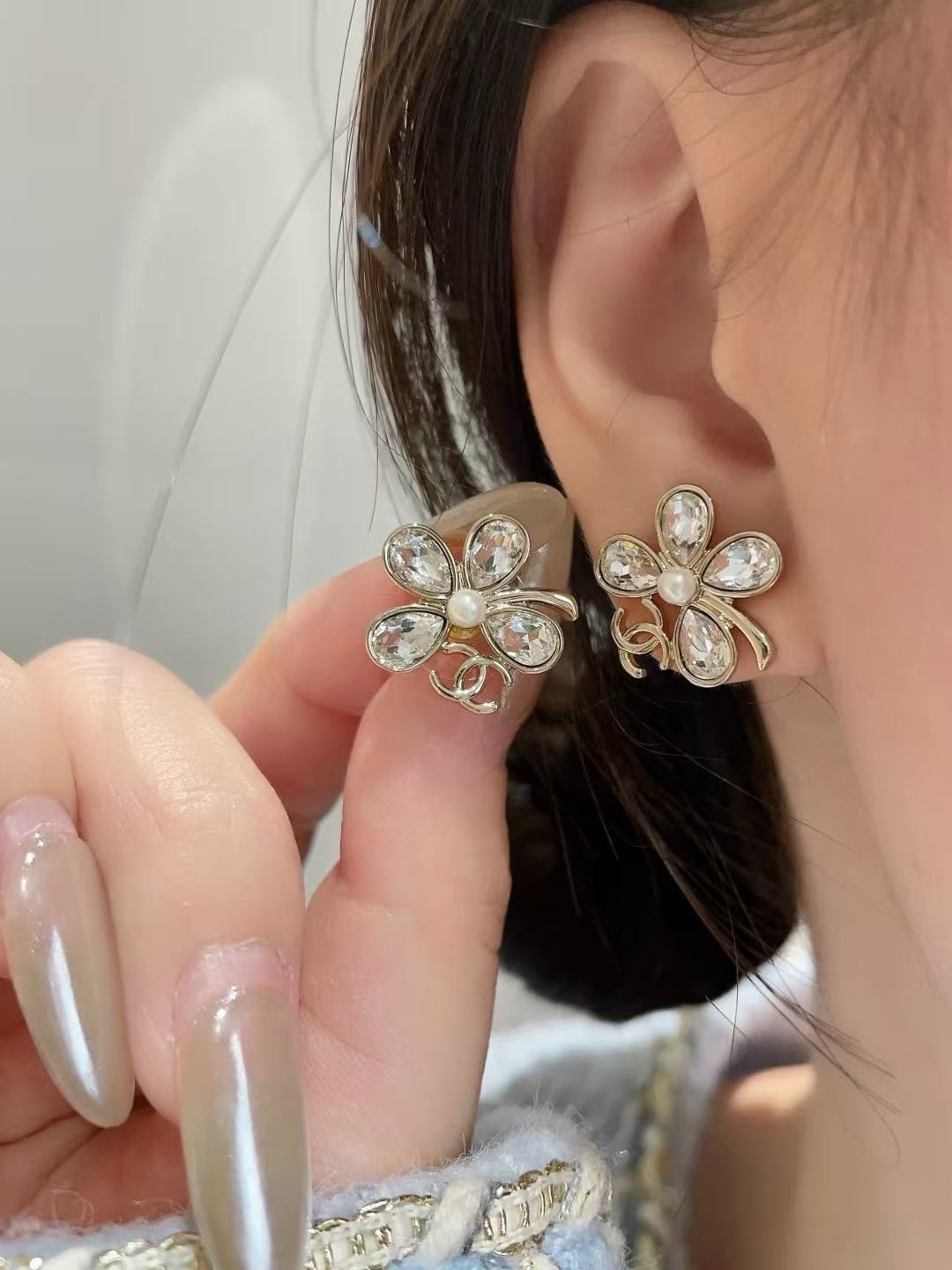 chanel crystal flower stud earrings