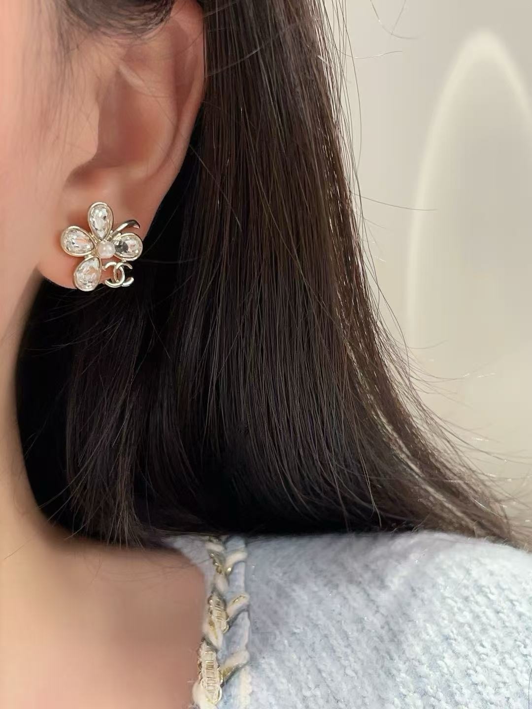 chanel crystal flower stud earrings