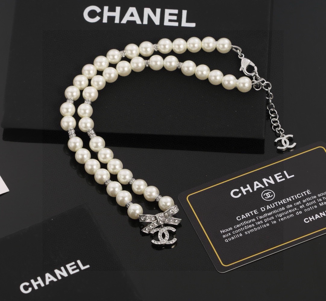 chanel pearl crystal cc pendant necklace