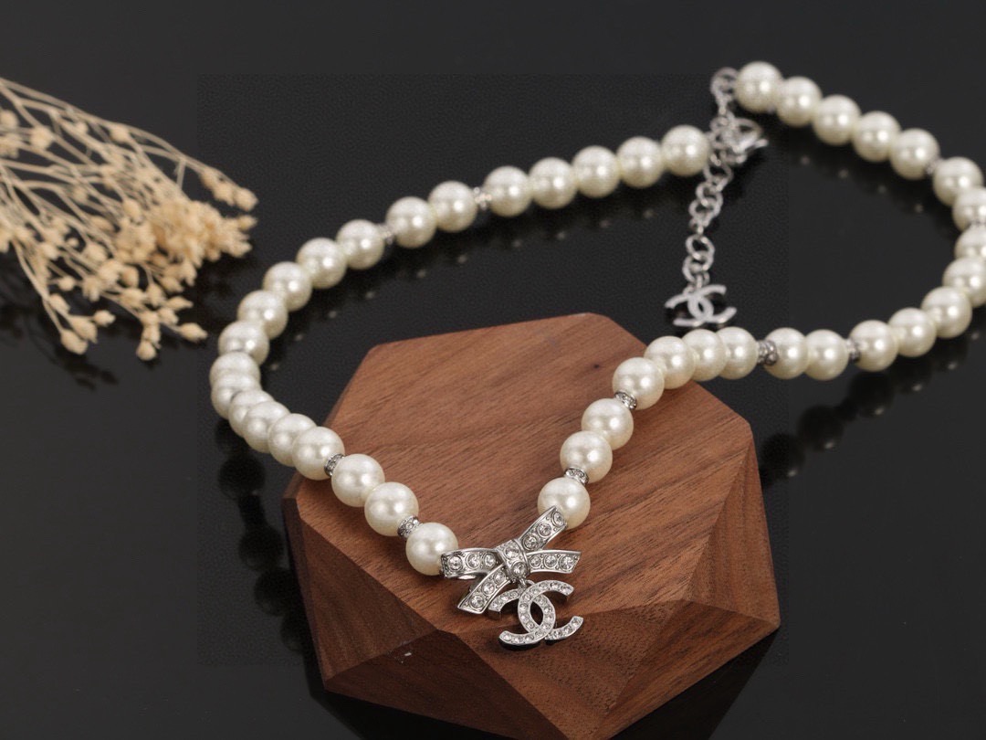 chanel pearl crystal cc pendant necklace
