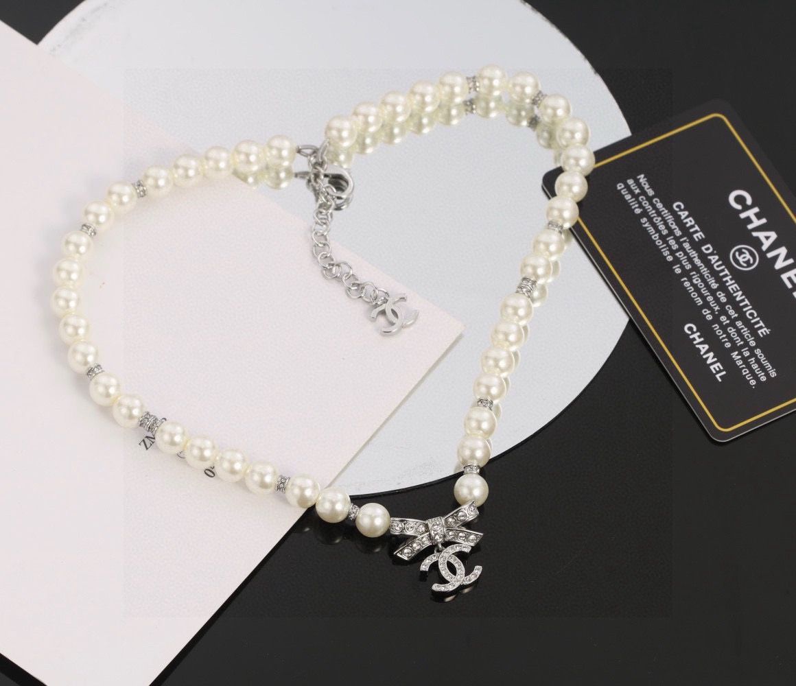 chanel pearl crystal cc pendant necklace