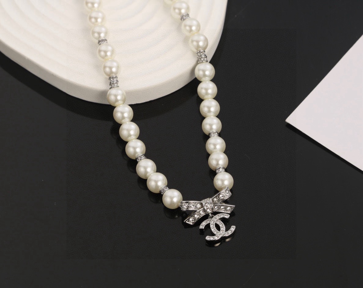 chanel pearl crystal cc pendant necklace